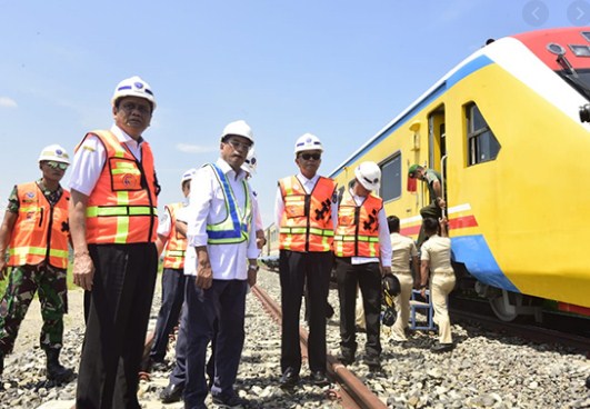 pembangunan rel kereta api