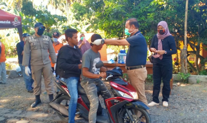 Bupati Liuwu kenakan masker warganya