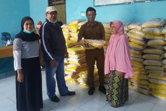 Penyerahan beras rastra