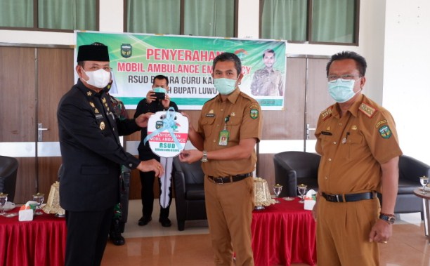 Bupati Luwu menyerahkan secara simbolis kunci mobil ambulance ke dirut RS Batara Guru, dr. Daud