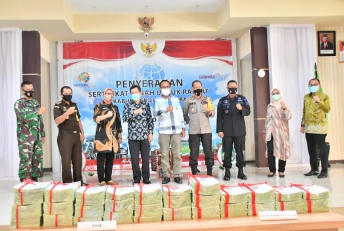 Penyerahan Serifikat PTSL