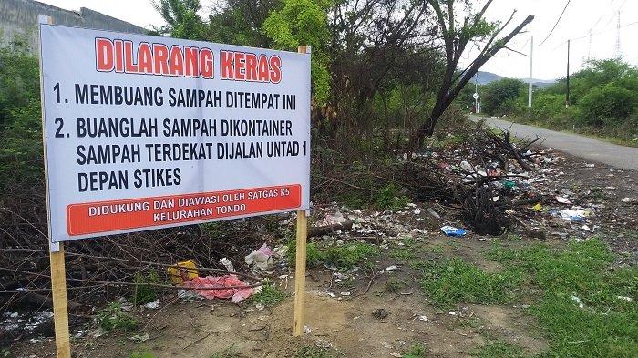 Sampah berserakan di lorong