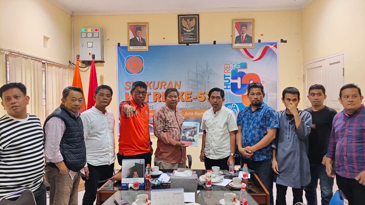 Skema pertemuan dan diskusi di ruang konferensi dengan orang-orang terkait pembangunan rumah rakyat.