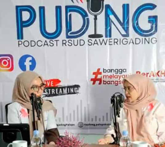 Pembicara podcast RSUD Sawergading berbicara di studio radio PODCAST PUDING SPIRITKITA.