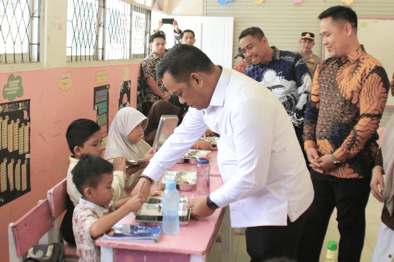 Anak-anak menerima makanan di sekolah, acara peduli sosial dan pendidikan anak.