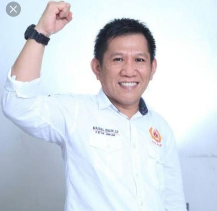 Wanita memegang tangan di udara, semangat dan penuh percaya diri.