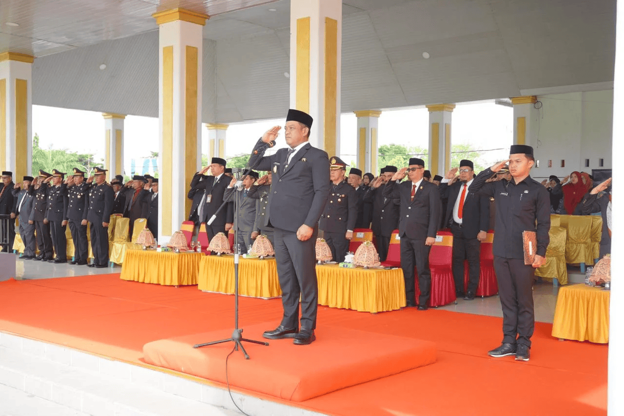 Pelantikan pejabat pemerintahan dengan upacara resmi dan protokol formal.