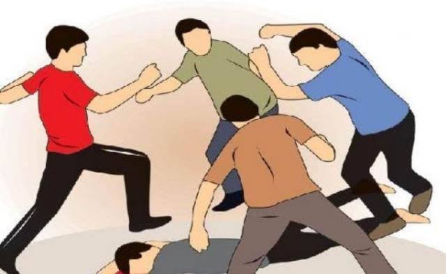 Pertarungan fisik yang intens antara beberapa pria, menunjukkan konflik dan ketegangan.