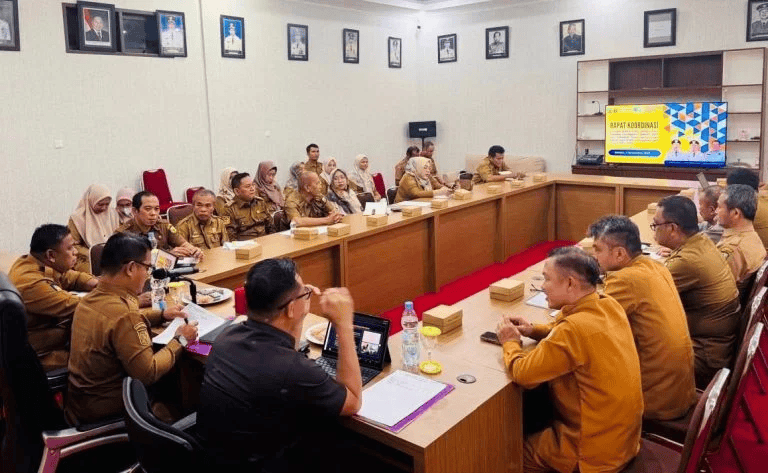 Pemandangan rapat resmi pemerintah di ruang konferensi, penuh suasana serius dan profesional.