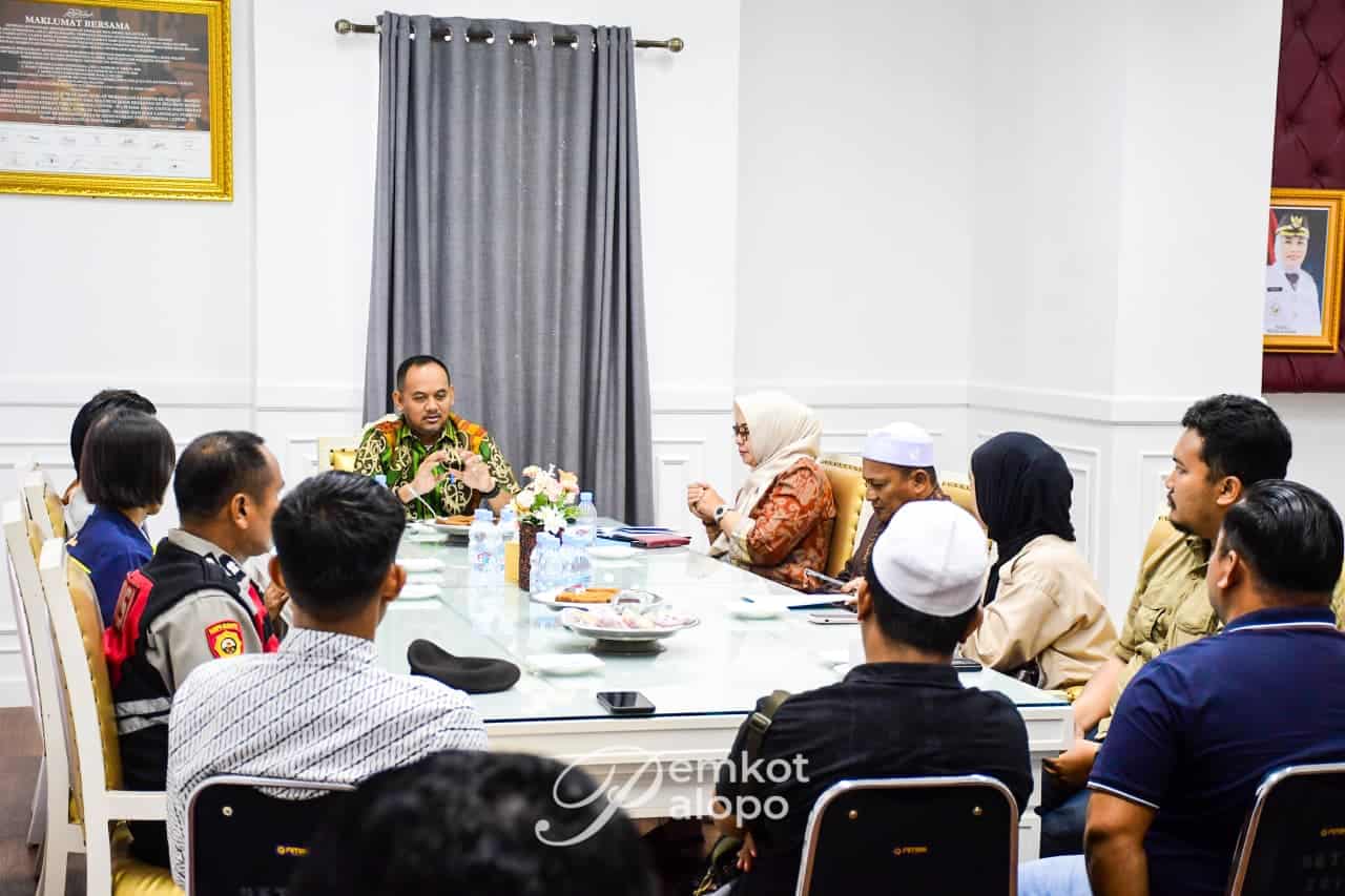Konsultasi resmi di ruang rapat, berbagai pejabat dan tamu diskusi penting tentang pembangunan bangsa.