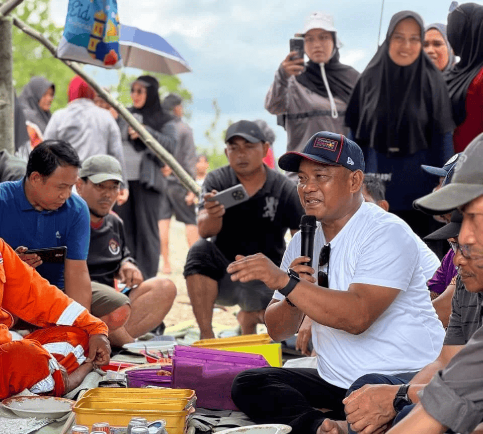Menikmati acara budaya dan diskusi di luar ruangan dengan peserta dari berbagai latar belakang.