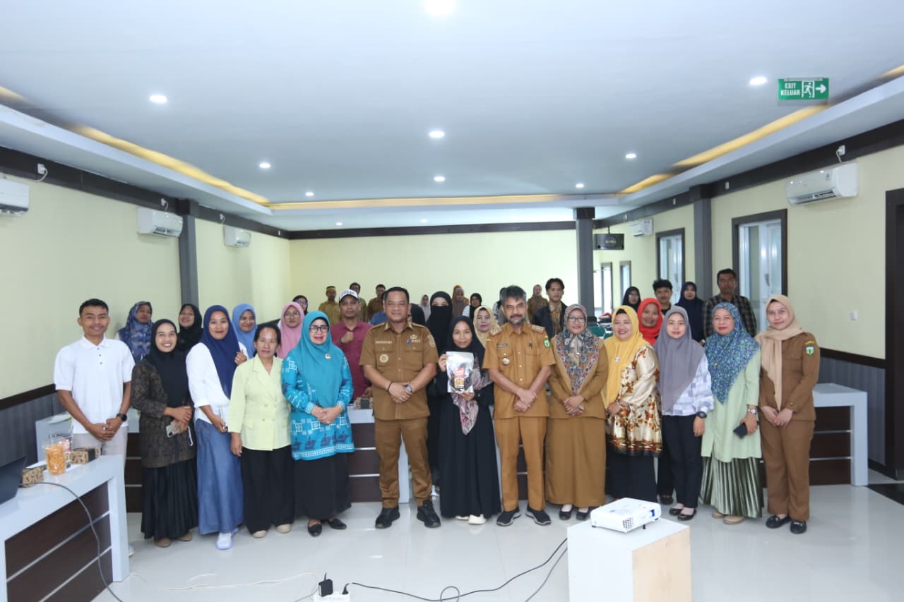 SPIRITKITA acara formal di ruang rapat pemerintah kabupaten, kolaborasi dan diskusi inovatif.