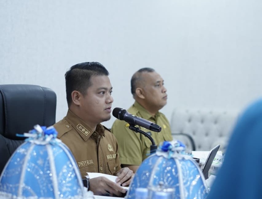 Perwakilan resmi pemerintah saat rapat kerja dengan suasana formal dan profesional di kantor pemerintahan.