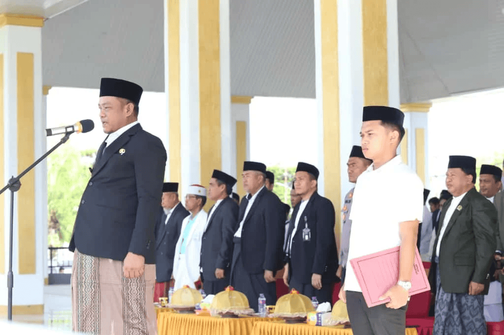 Pimpinan upacara bendera di acara resmi, pakaian tradisional dan seragam resmi, upacara hari nasional di Indonesia.