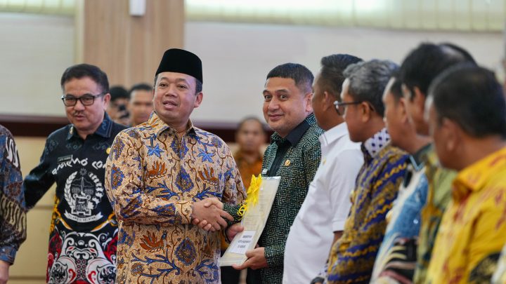Penghargaan dan seremonial formal di acara resmi Indonesia.