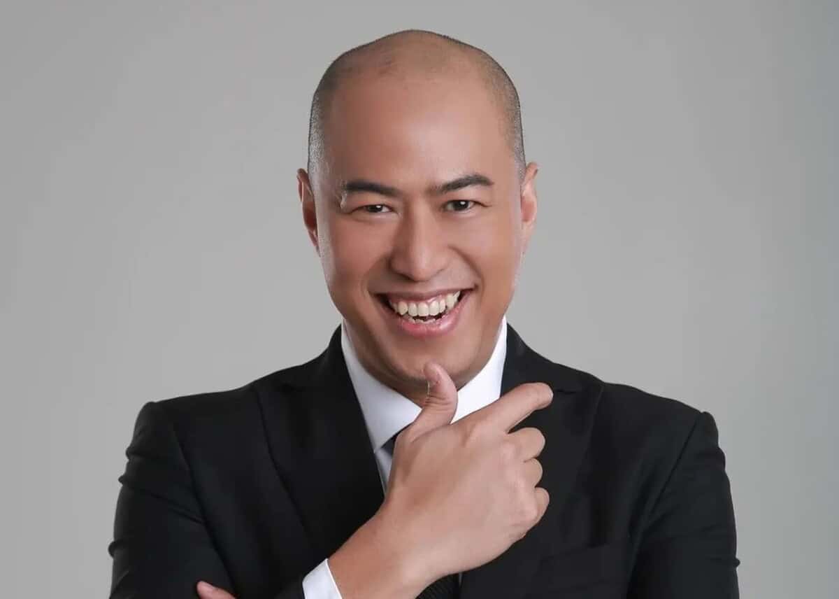 Tampak pria percaya diri dan berpenampilan rapi dengan ekspresi ceria, cocok untuk konten motivasi dan bisnis.